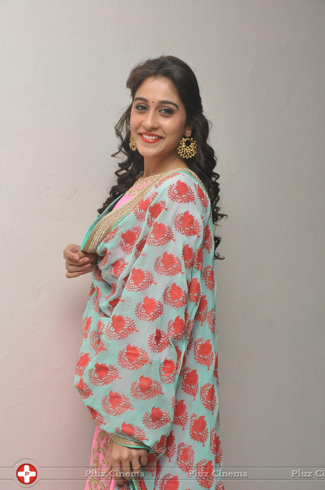 Regina Cassandra Cute Stills | Picture 922065