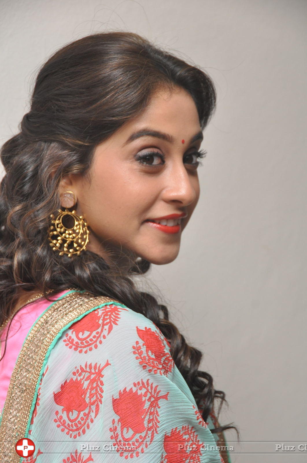 Regina Cassandra Cute Stills | Picture 922070