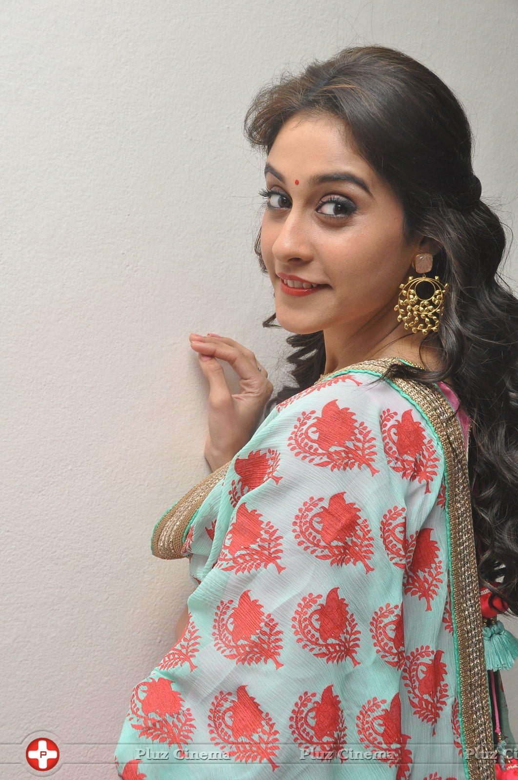 Regina Cassandra Cute Stills | Picture 922079