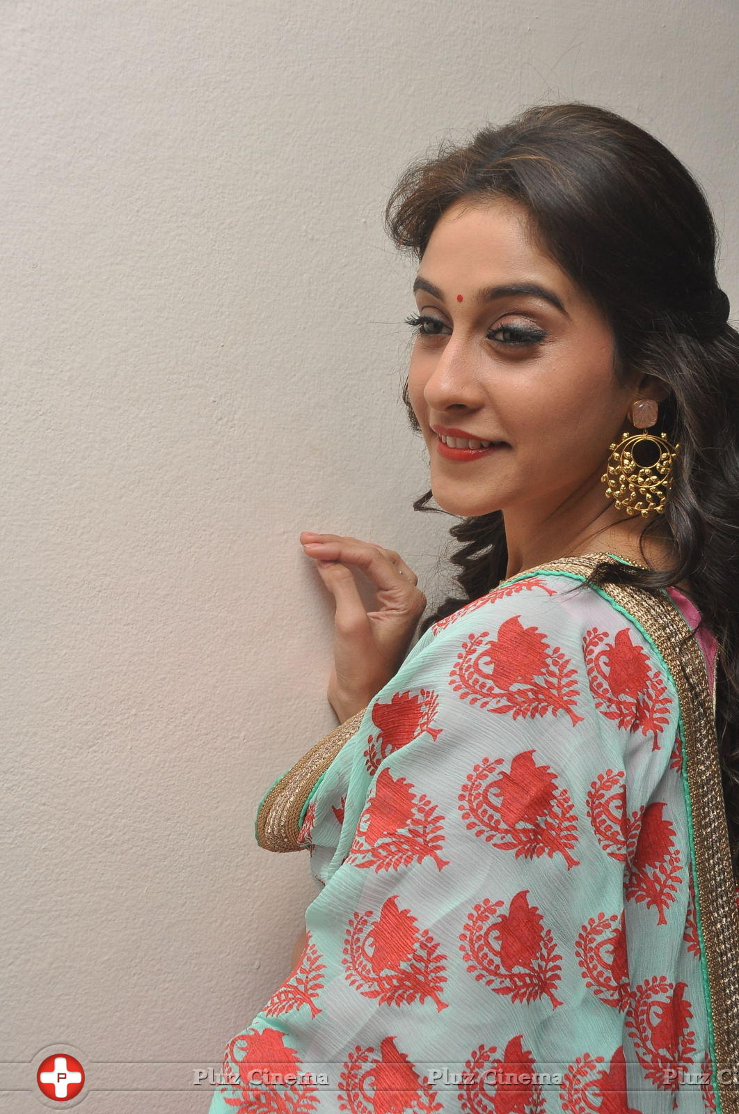 Regina Cassandra Cute Stills | Picture 922082