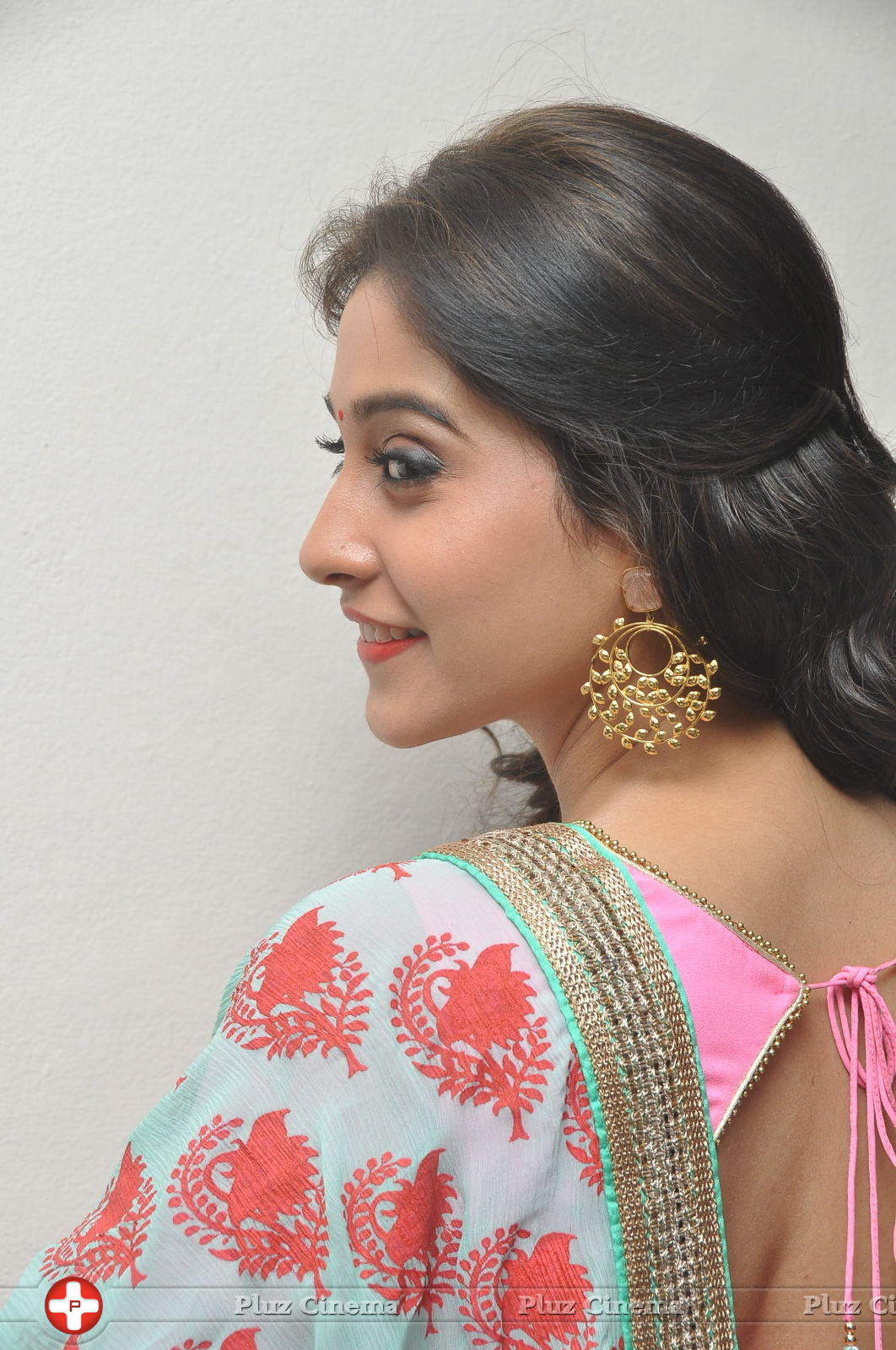 Regina Cassandra Cute Stills | Picture 922083