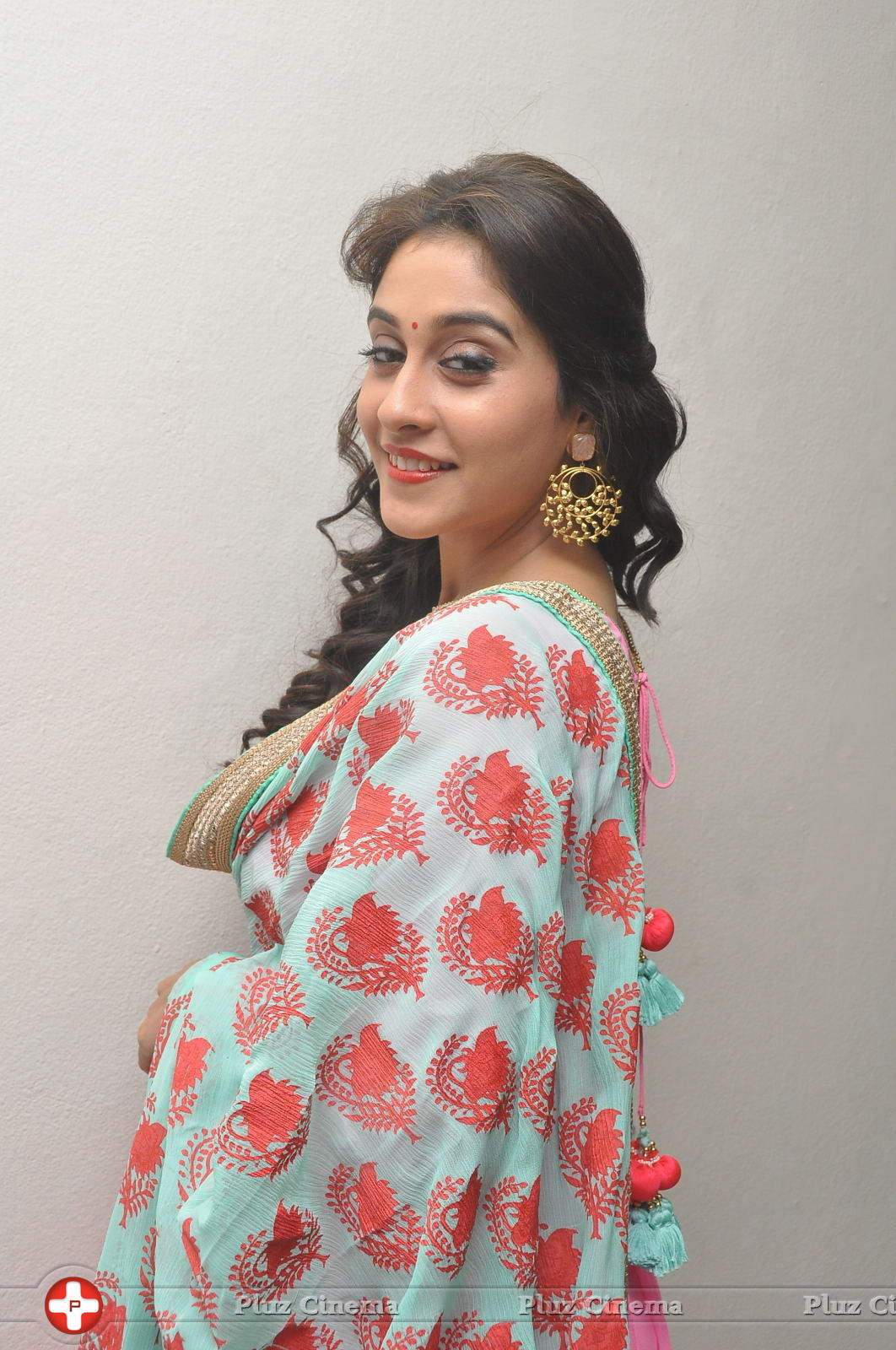 Regina Cassandra Cute Stills | Picture 922084