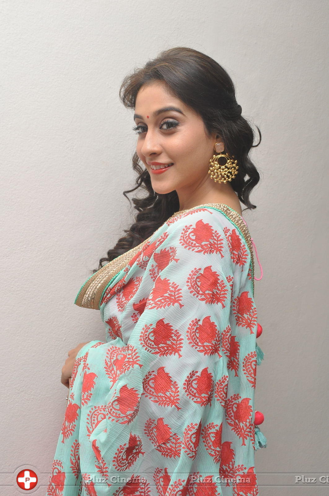 Regina Cassandra Cute Stills | Picture 922085