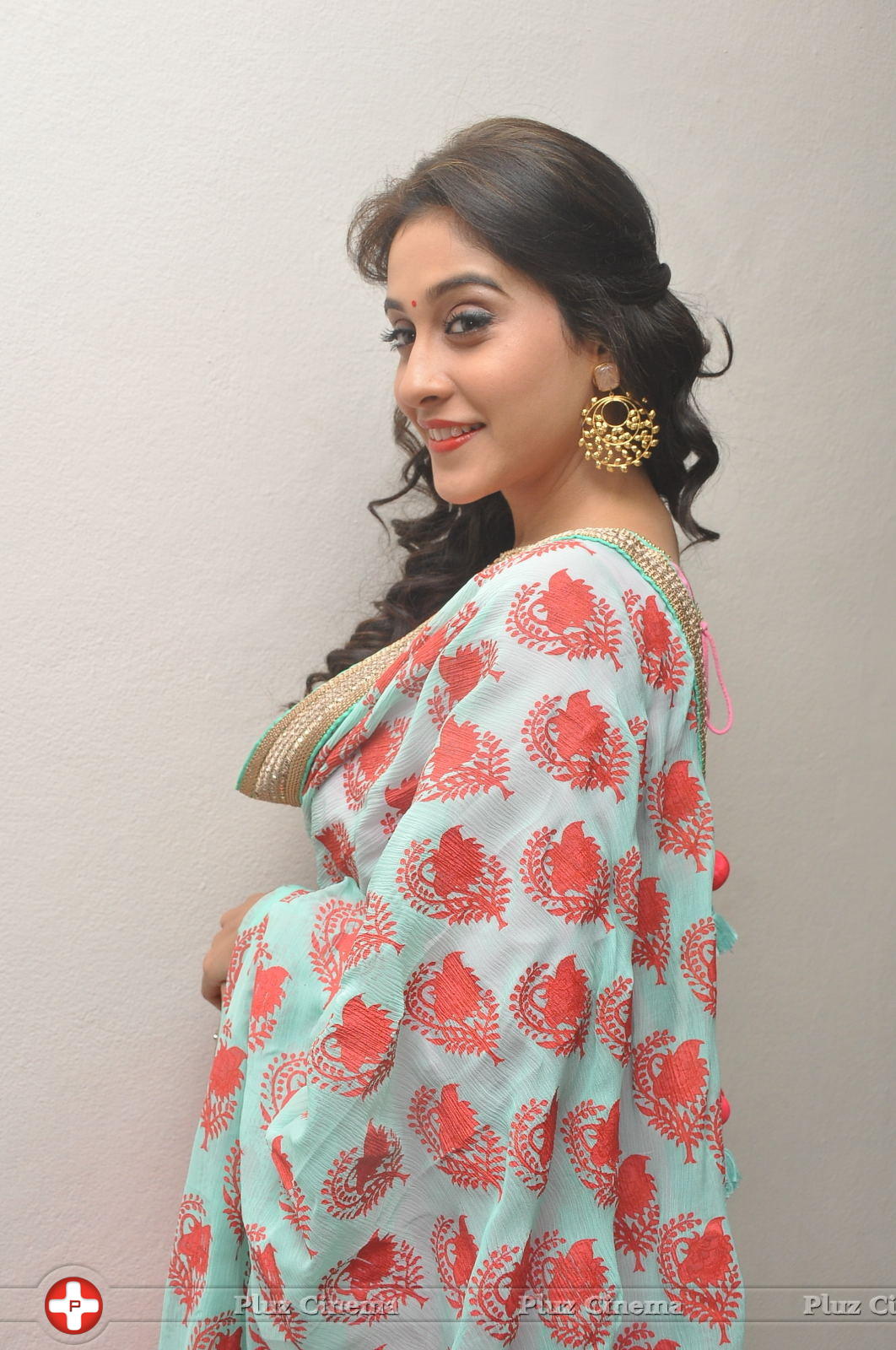 Regina Cassandra Cute Stills | Picture 922086