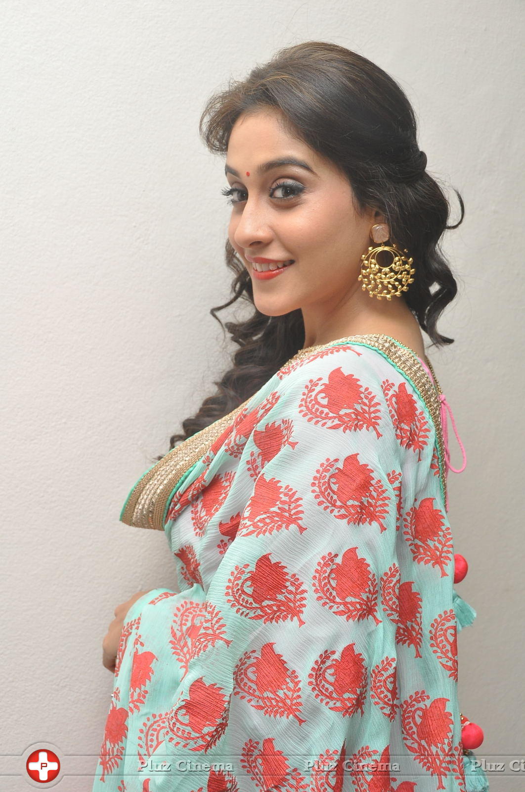 Regina Cassandra Cute Stills | Picture 922087