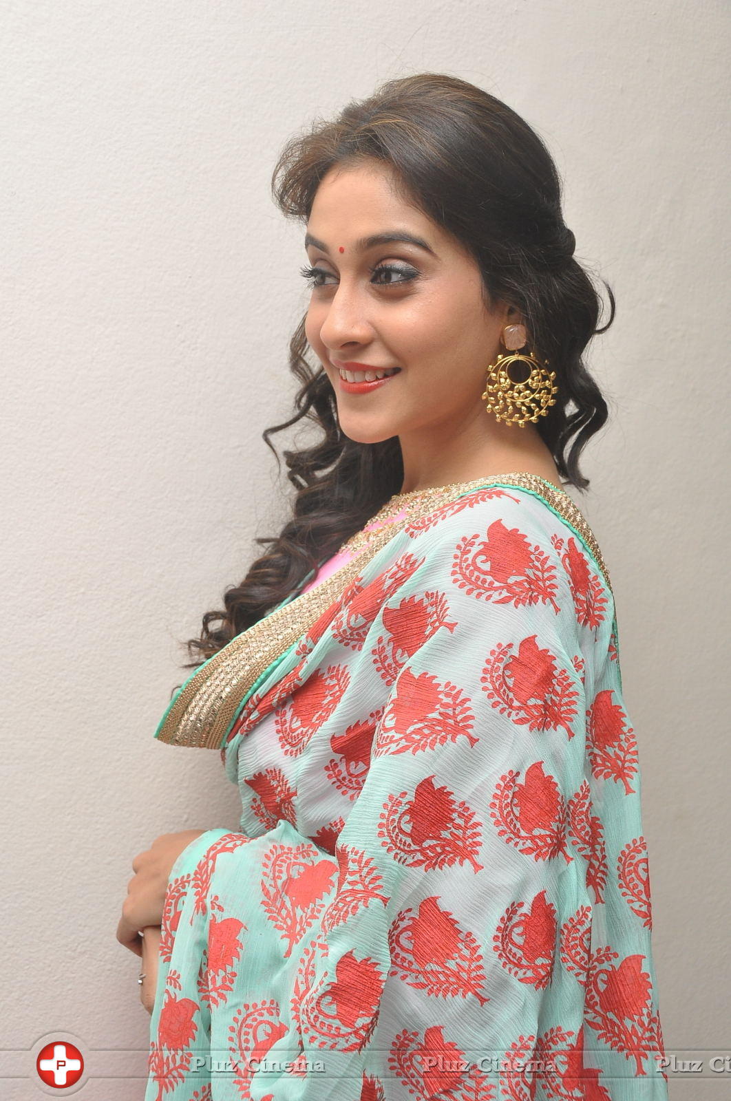 Regina Cassandra Cute Stills | Picture 922090