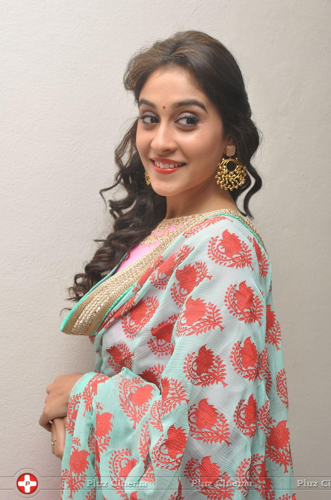 Regina Cassandra Cute Stills | Picture 922091