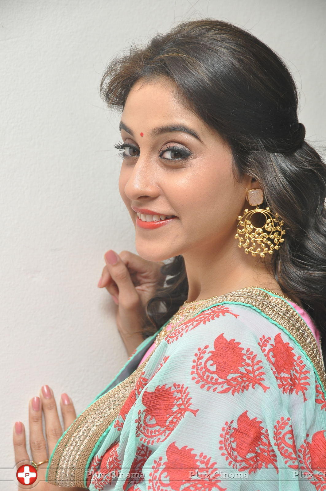 Regina Cassandra Cute Stills | Picture 922094