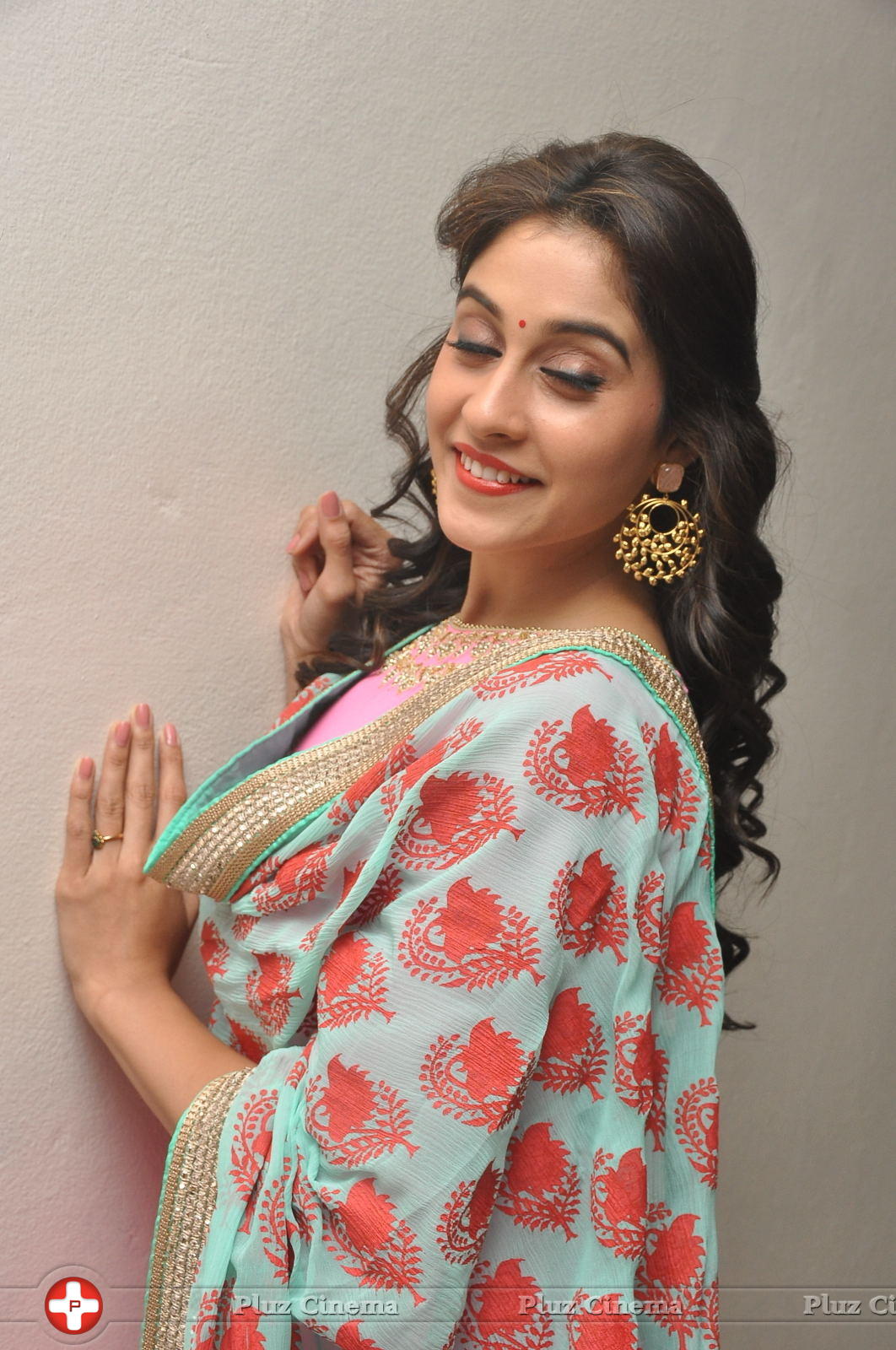 Regina Cassandra Cute Stills | Picture 922103