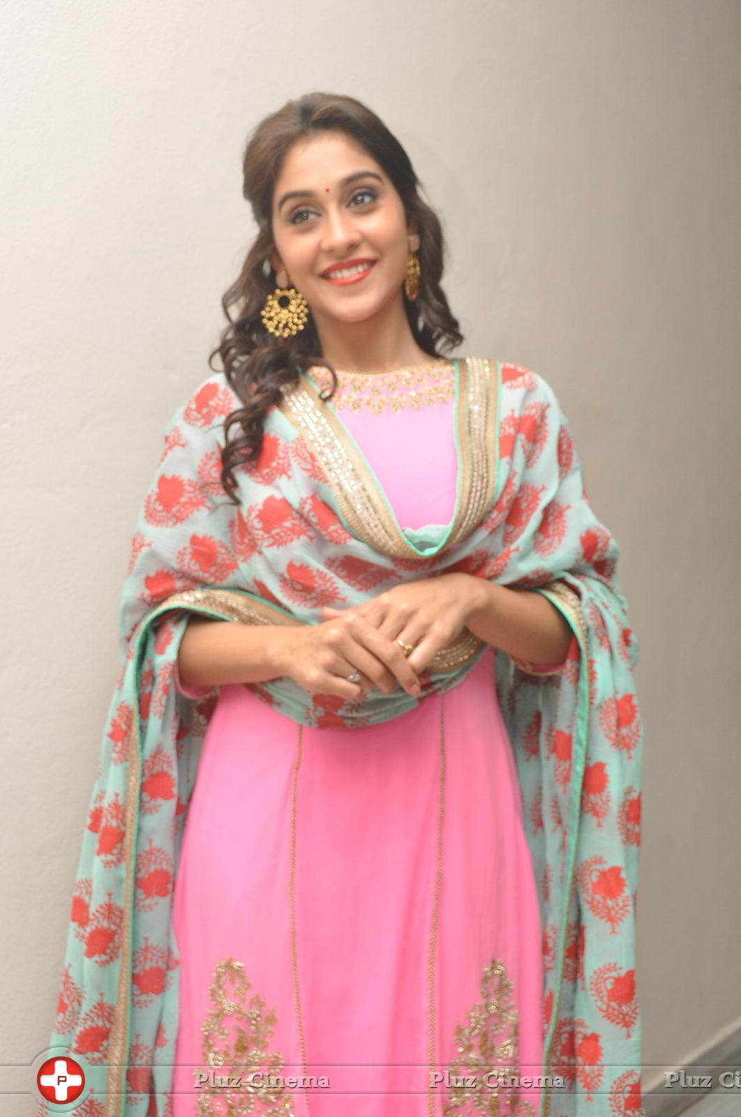 Regina Cassandra Cute Stills | Picture 922113