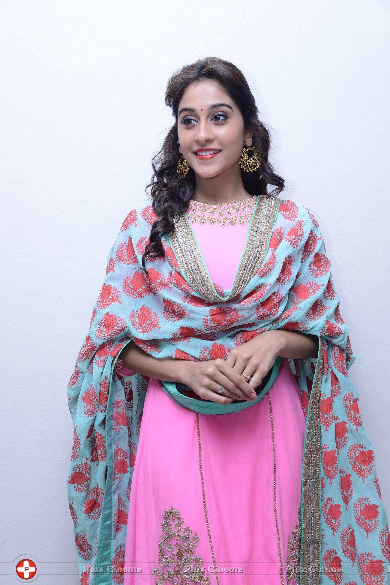 Regina Cassandra Cute Stills | Picture 922124