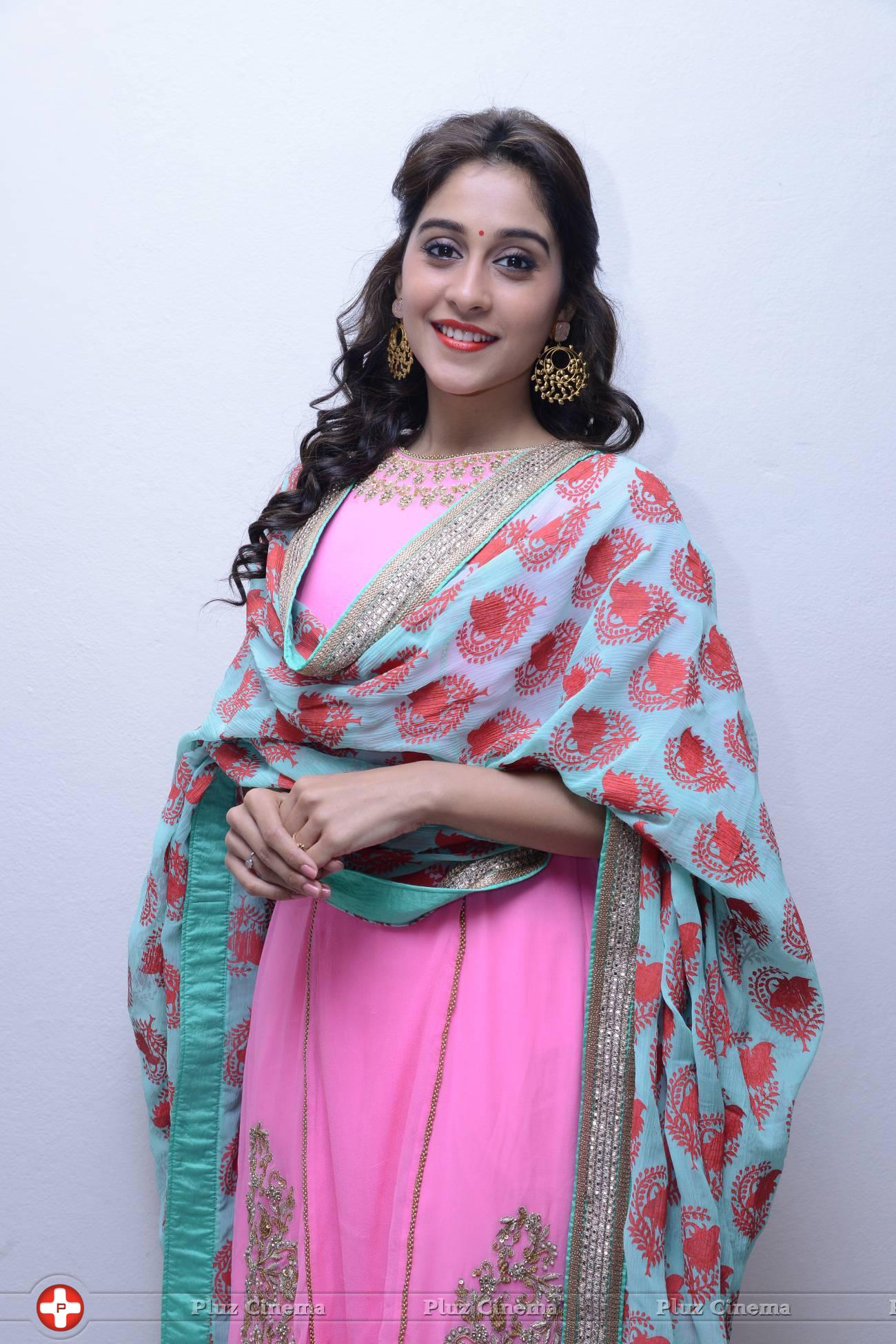 Regina Cassandra Cute Stills | Picture 922126