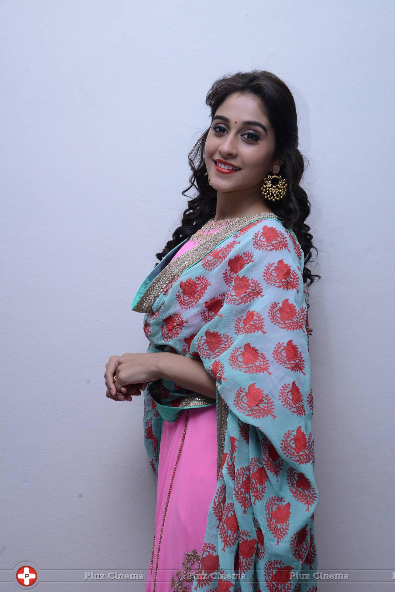 Regina Cassandra Cute Stills | Picture 922129