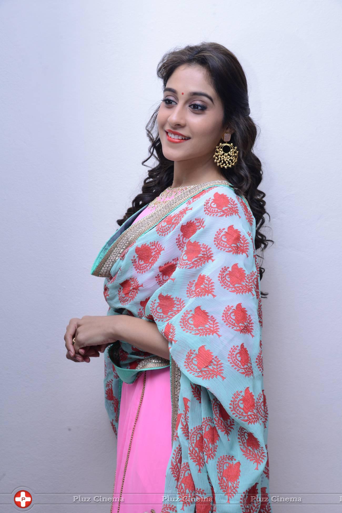 Regina Cassandra Cute Stills | Picture 922130