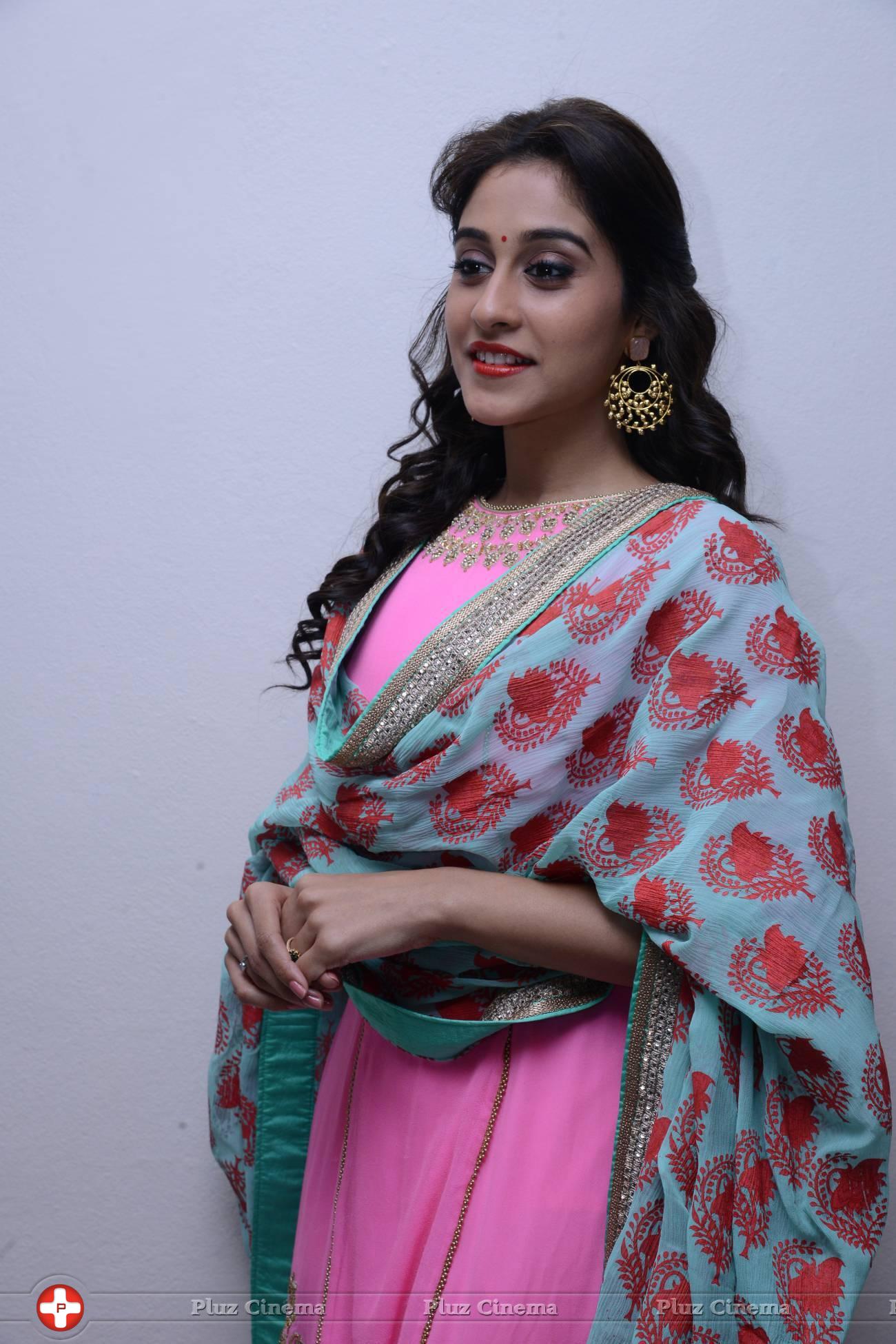 Regina Cassandra Cute Stills | Picture 922132