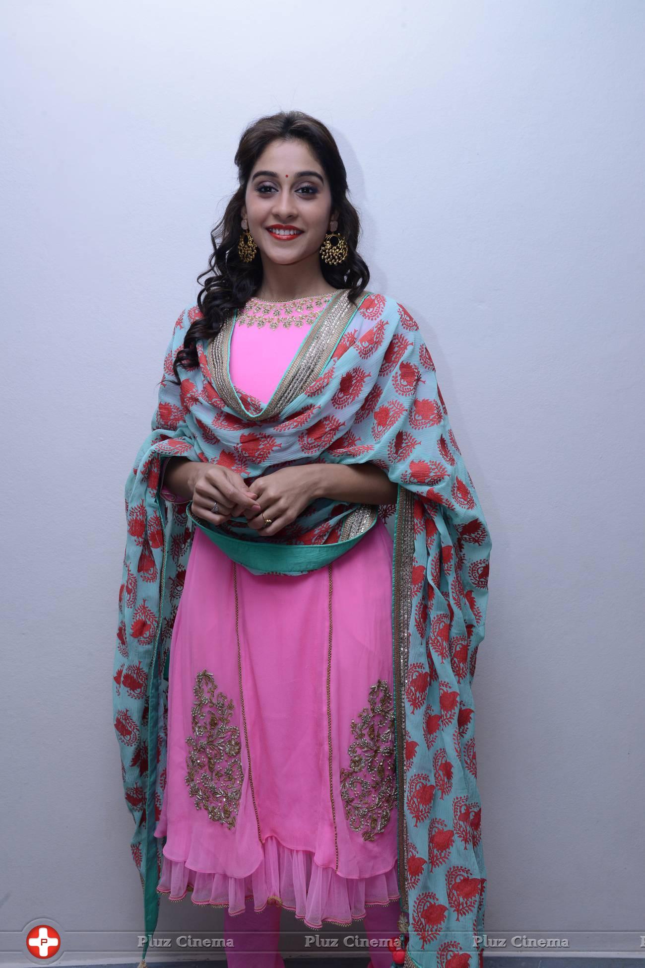 Regina Cassandra Cute Stills | Picture 922139