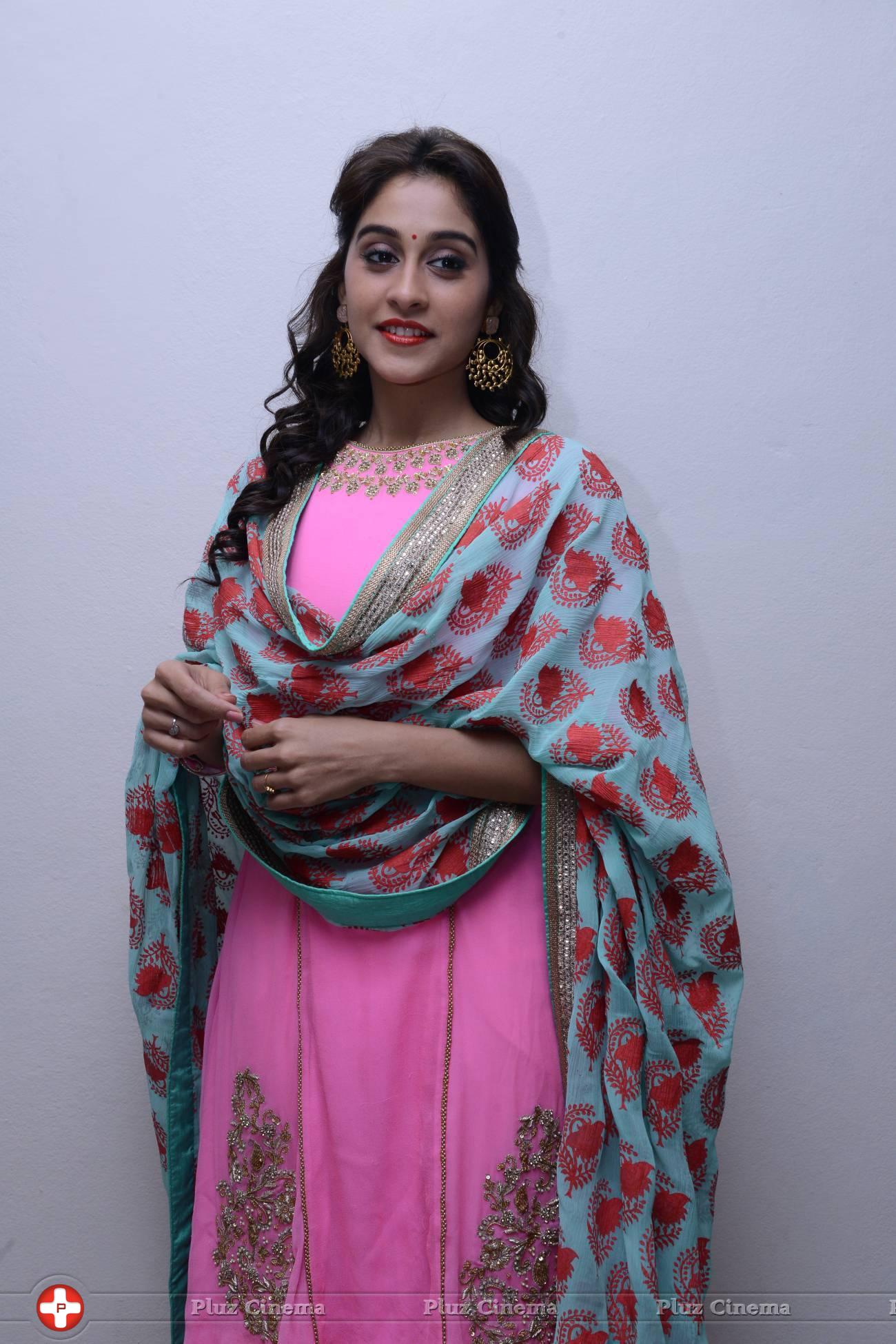 Regina Cassandra Cute Stills | Picture 922144