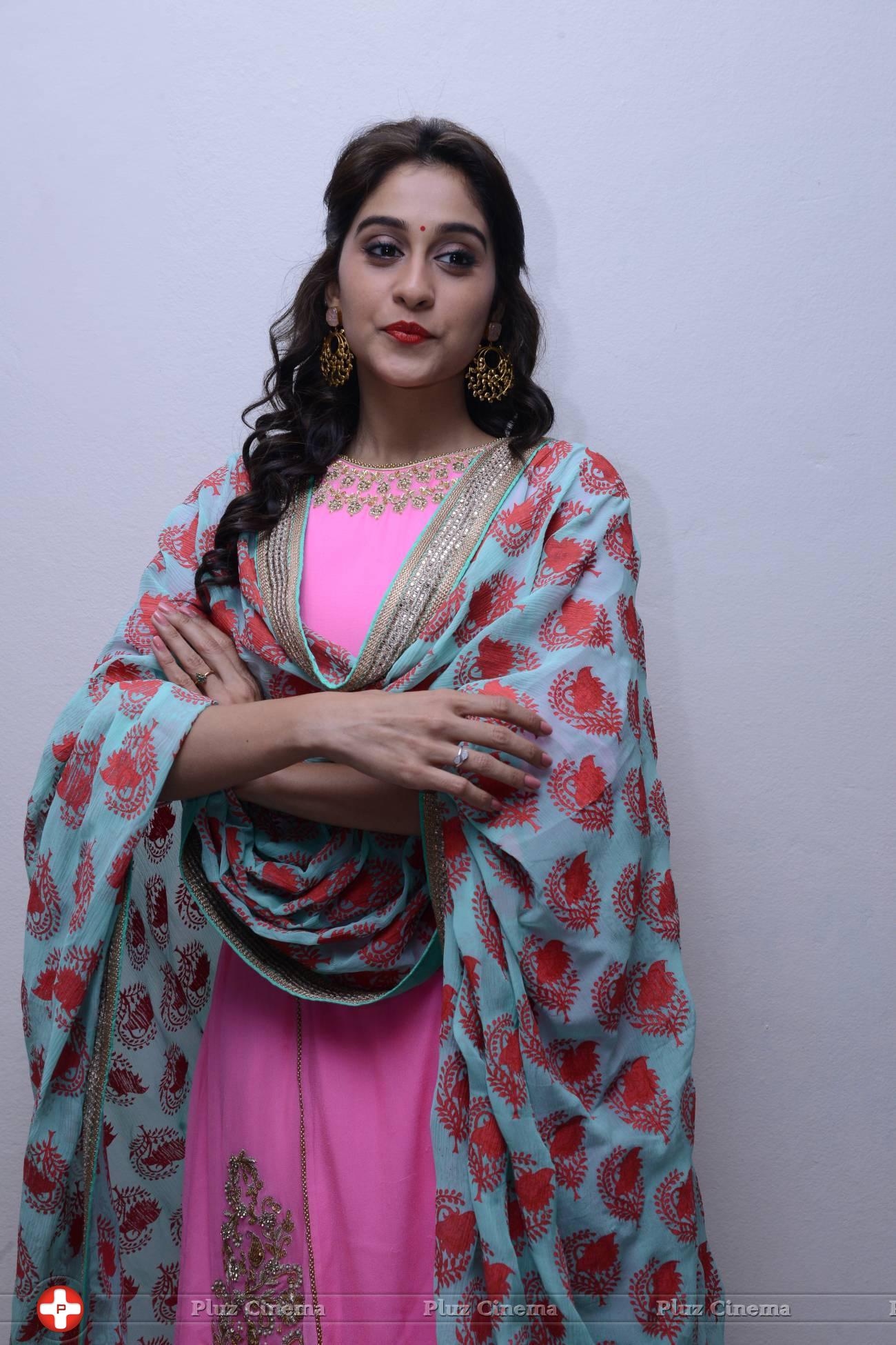 Regina Cassandra Cute Stills | Picture 922145