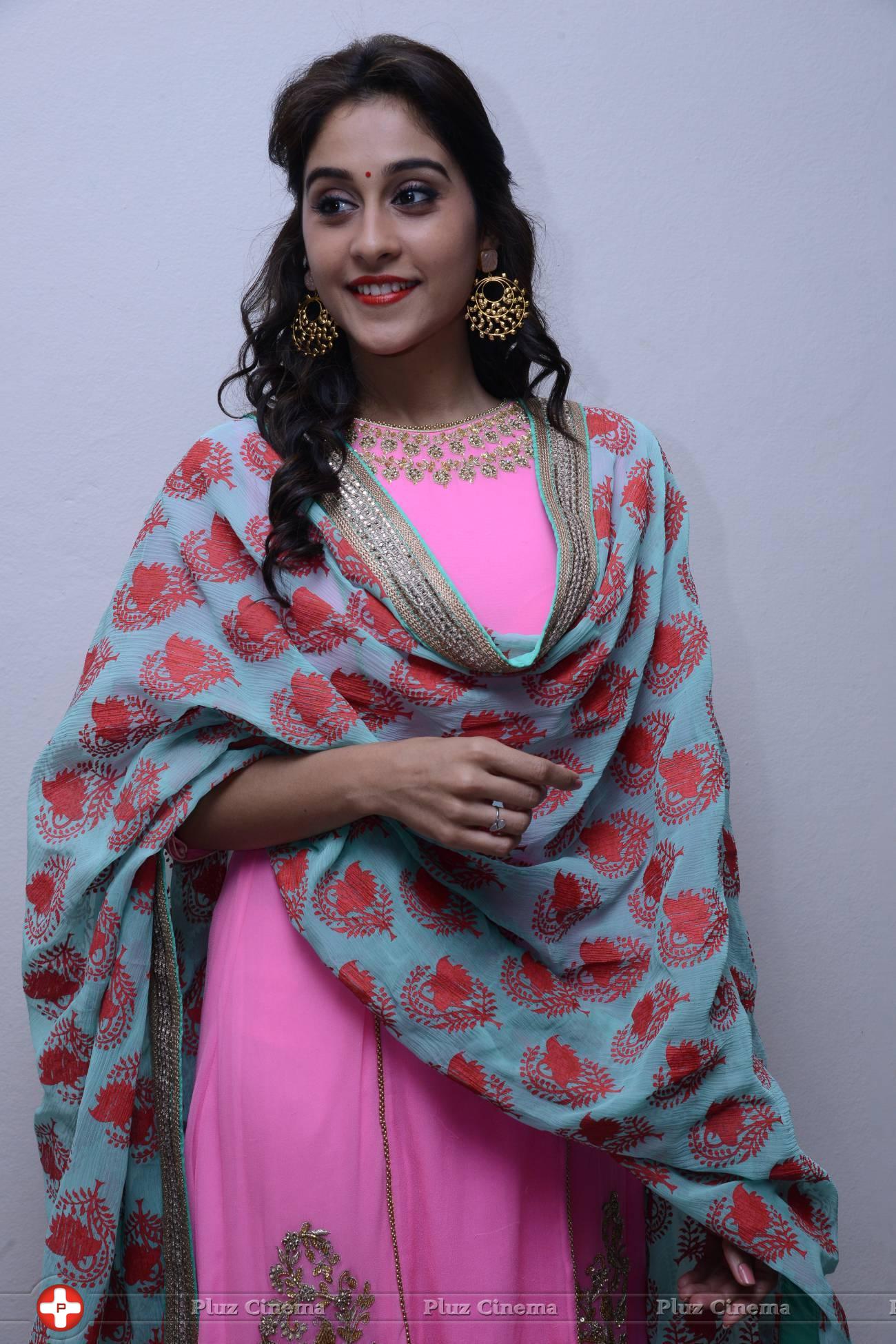 Regina Cassandra Cute Stills | Picture 922151