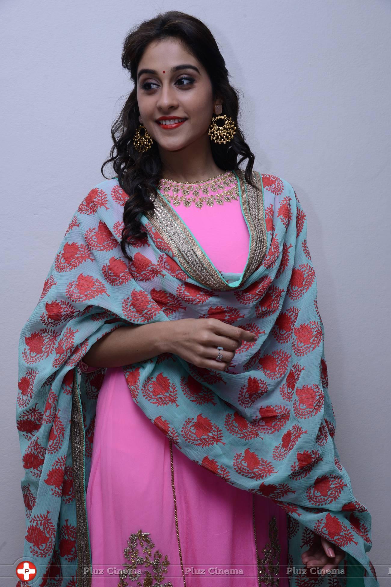 Regina Cassandra Cute Stills | Picture 922152