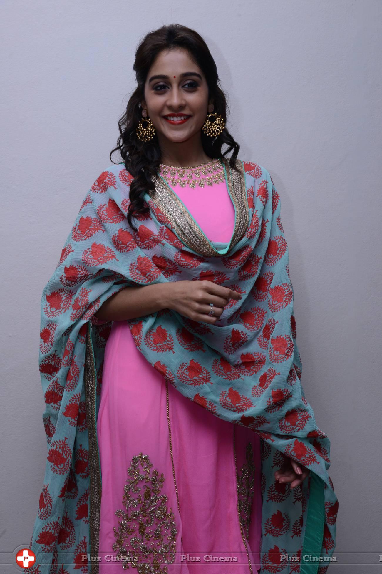 Regina Cassandra Cute Stills | Picture 922156