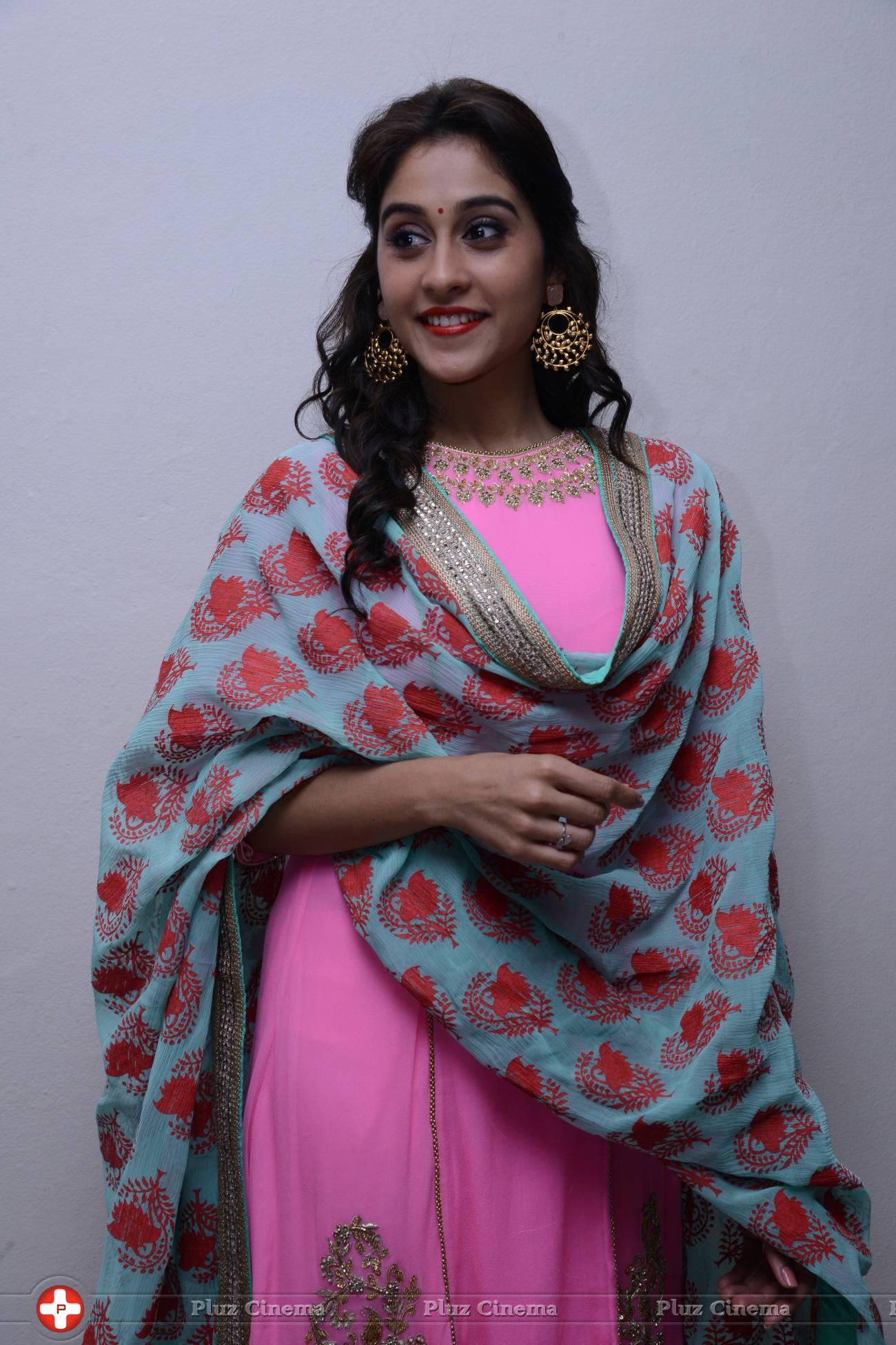 Regina Cassandra Cute Stills | Picture 922157