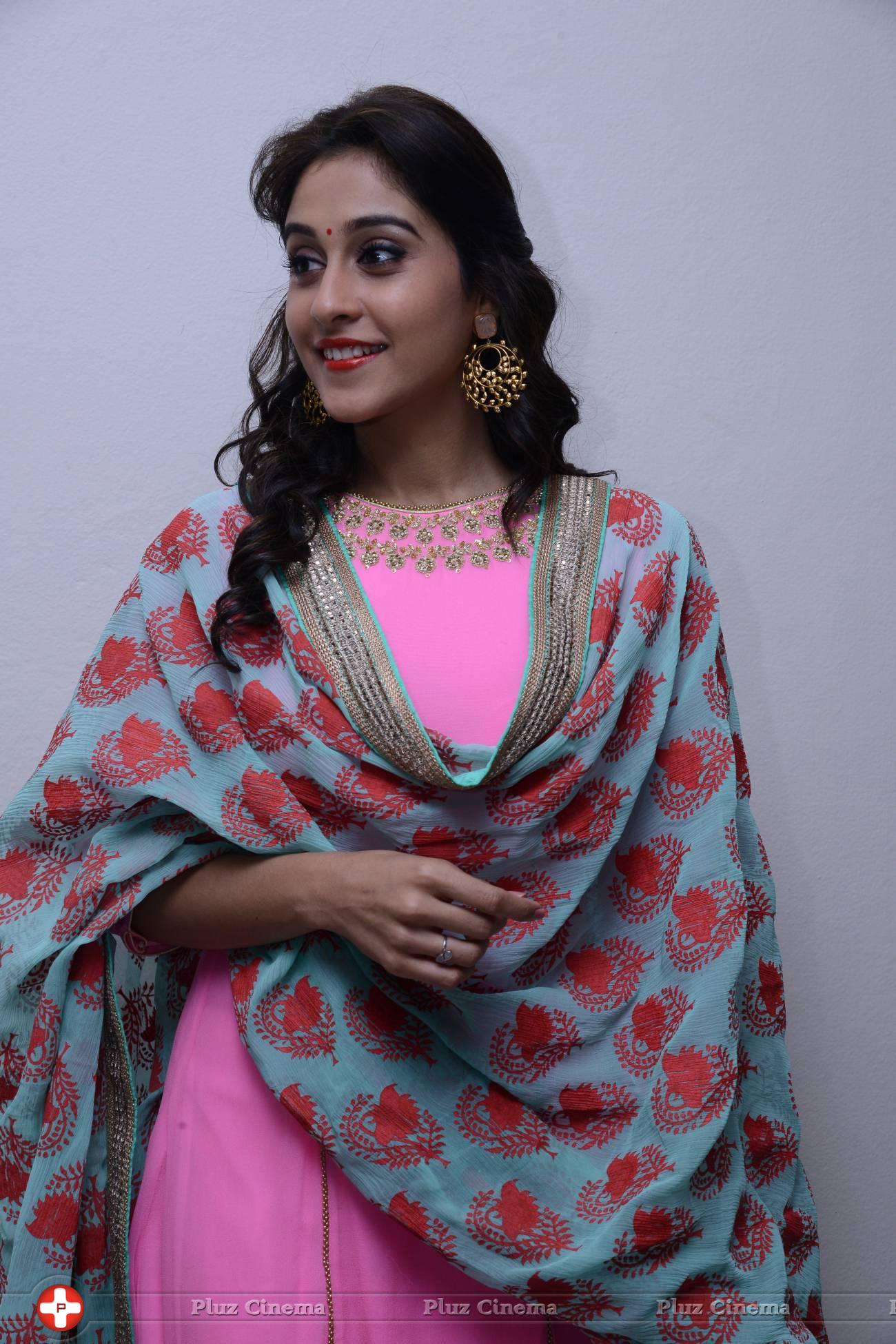 Regina Cassandra Cute Stills | Picture 922158