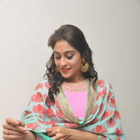 Regina Cassandra Cute Stills | Picture 922052