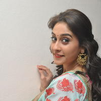 Regina Cassandra Cute Stills | Picture 922079