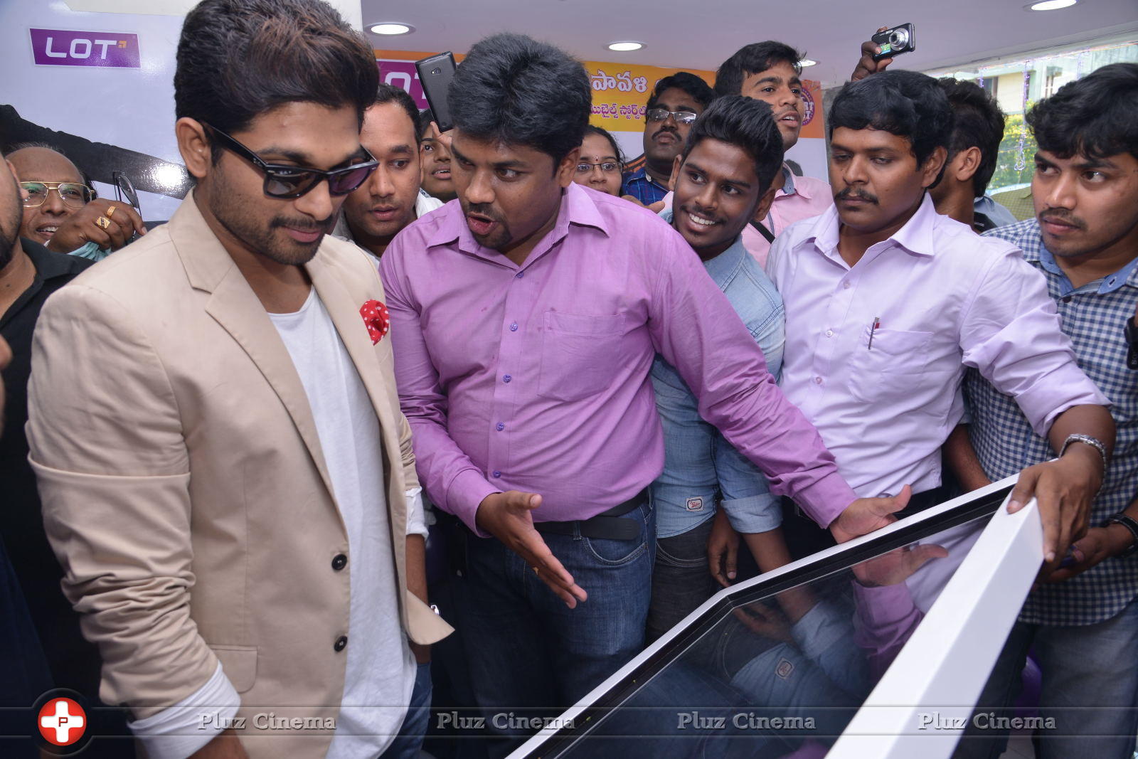 Allu Arjun Launches Lot Mobiles at Vijayawada | Picture 849478