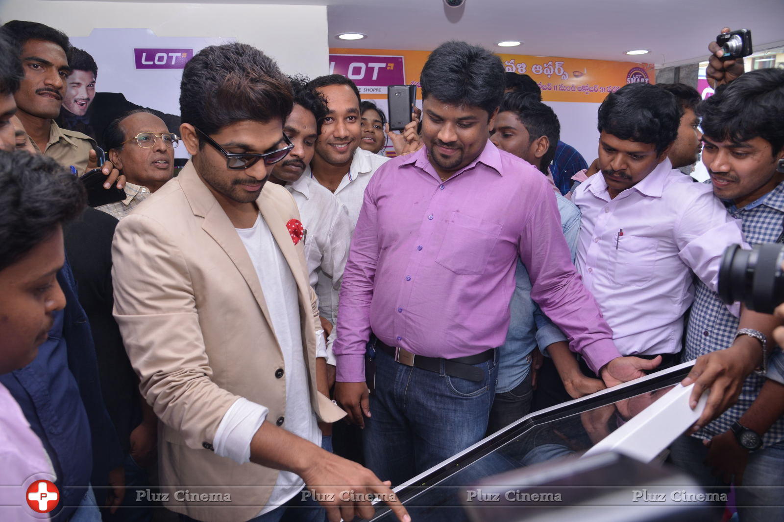 Allu Arjun Launches Lot Mobiles at Vijayawada | Picture 849482