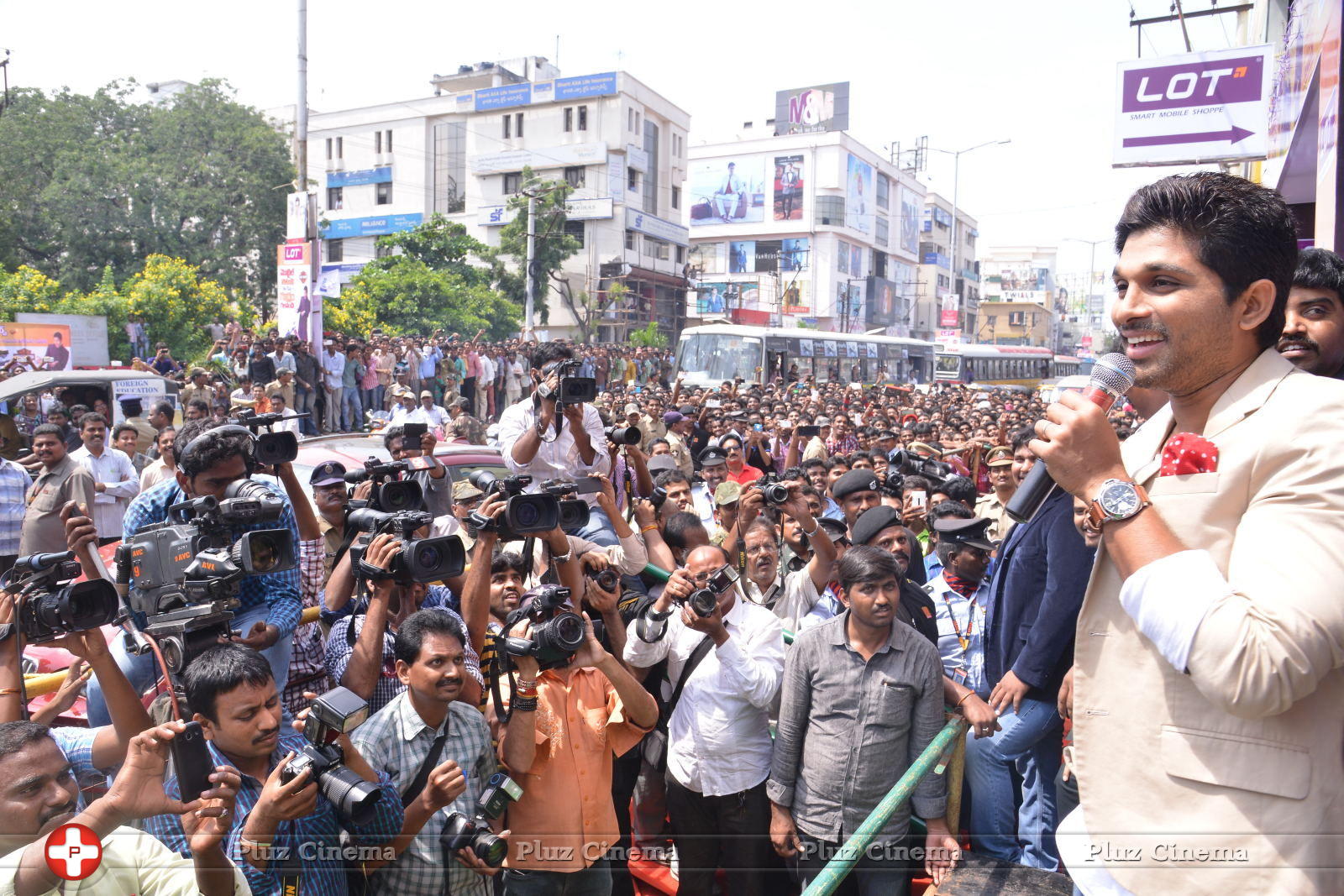 Allu Arjun Launches Lot Mobiles at Vijayawada | Picture 849484