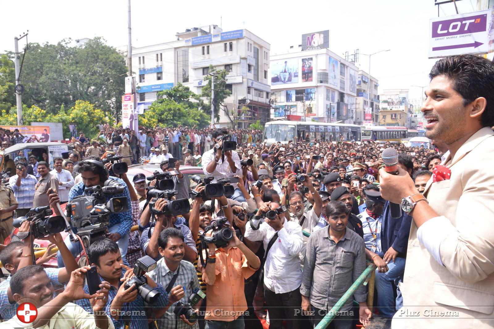 Allu Arjun Launches Lot Mobiles at Vijayawada | Picture 849485