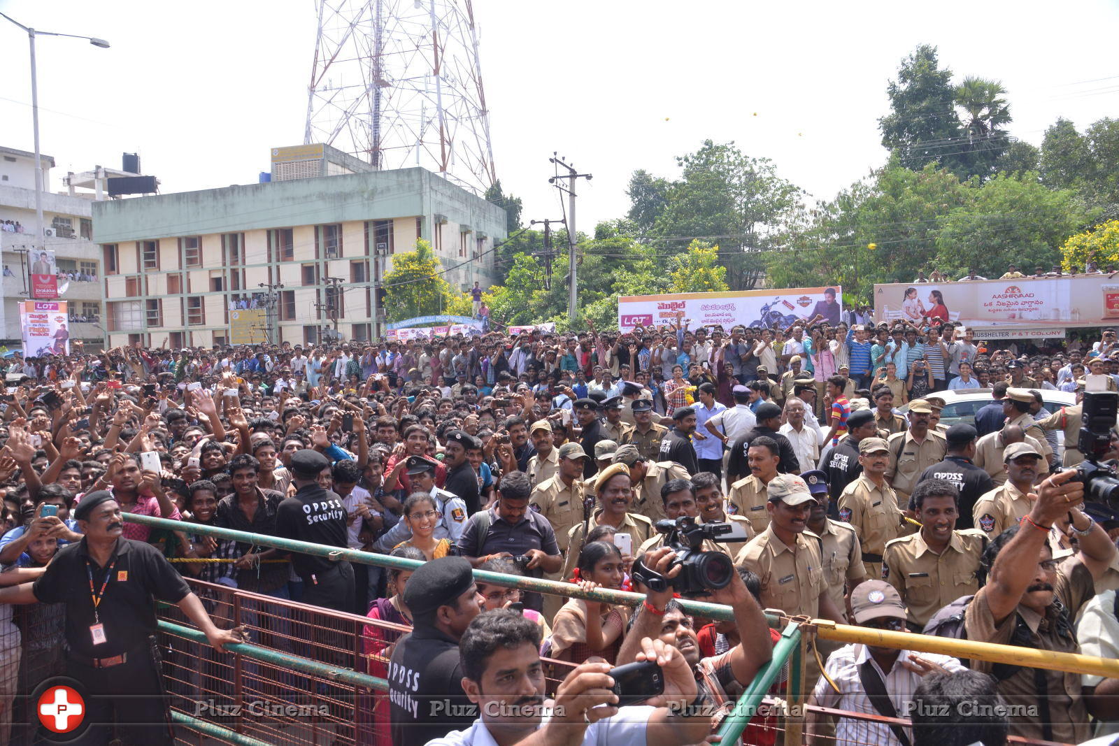 Allu Arjun Launches Lot Mobiles at Vijayawada | Picture 849487