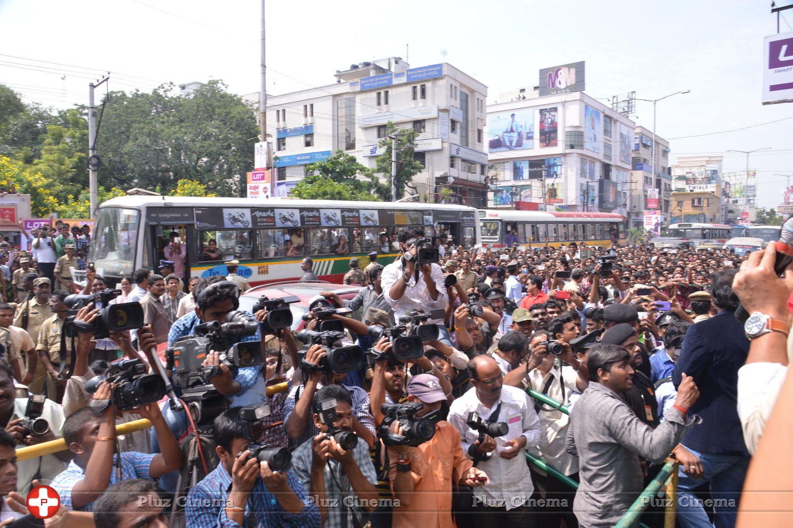 Allu Arjun Launches Lot Mobiles at Vijayawada | Picture 849488