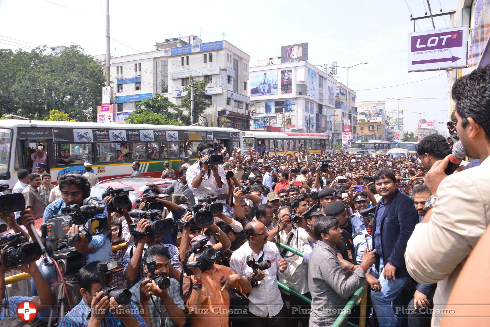 Allu Arjun Launches Lot Mobiles at Vijayawada | Picture 849489