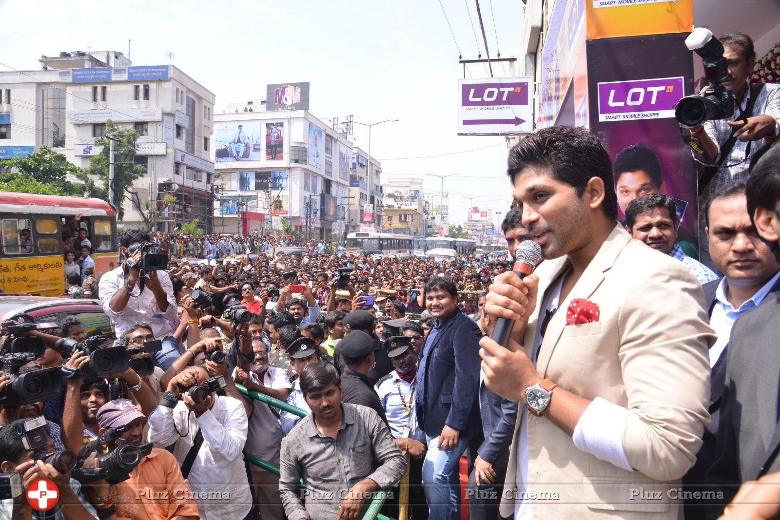 Allu Arjun - Allu Arjun Launches Lot Mobiles at Vijayawada | Picture 849493