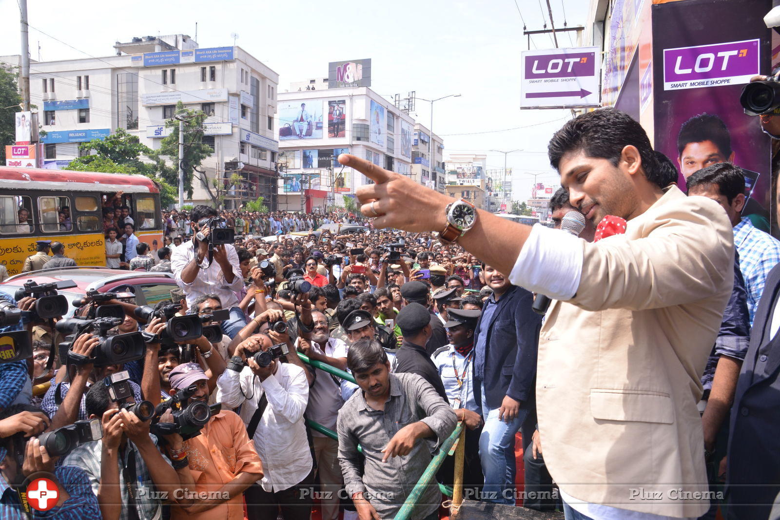 Allu Arjun - Allu Arjun Launches Lot Mobiles at Vijayawada | Picture 849494