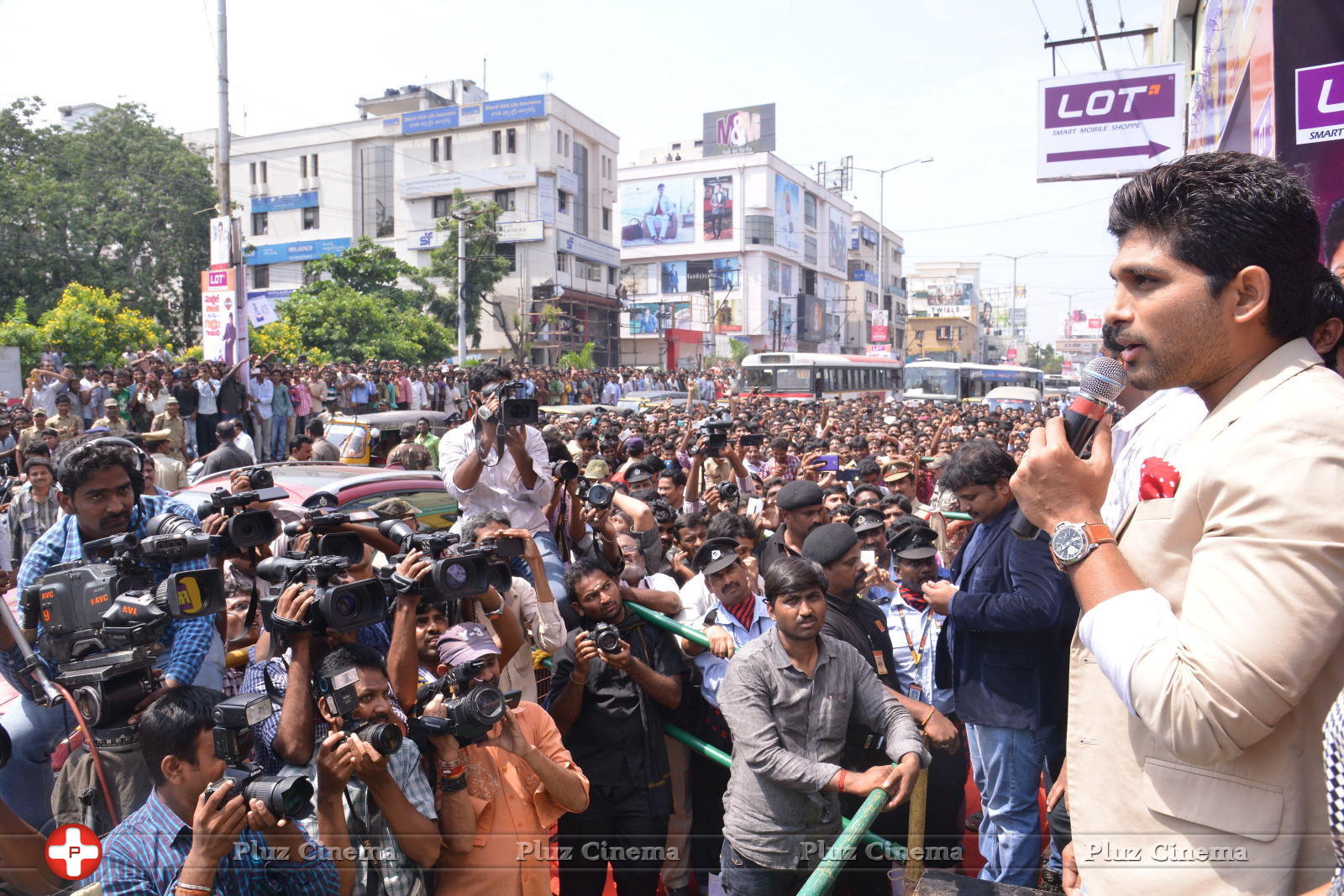 Allu Arjun Launches Lot Mobiles at Vijayawada | Picture 849496