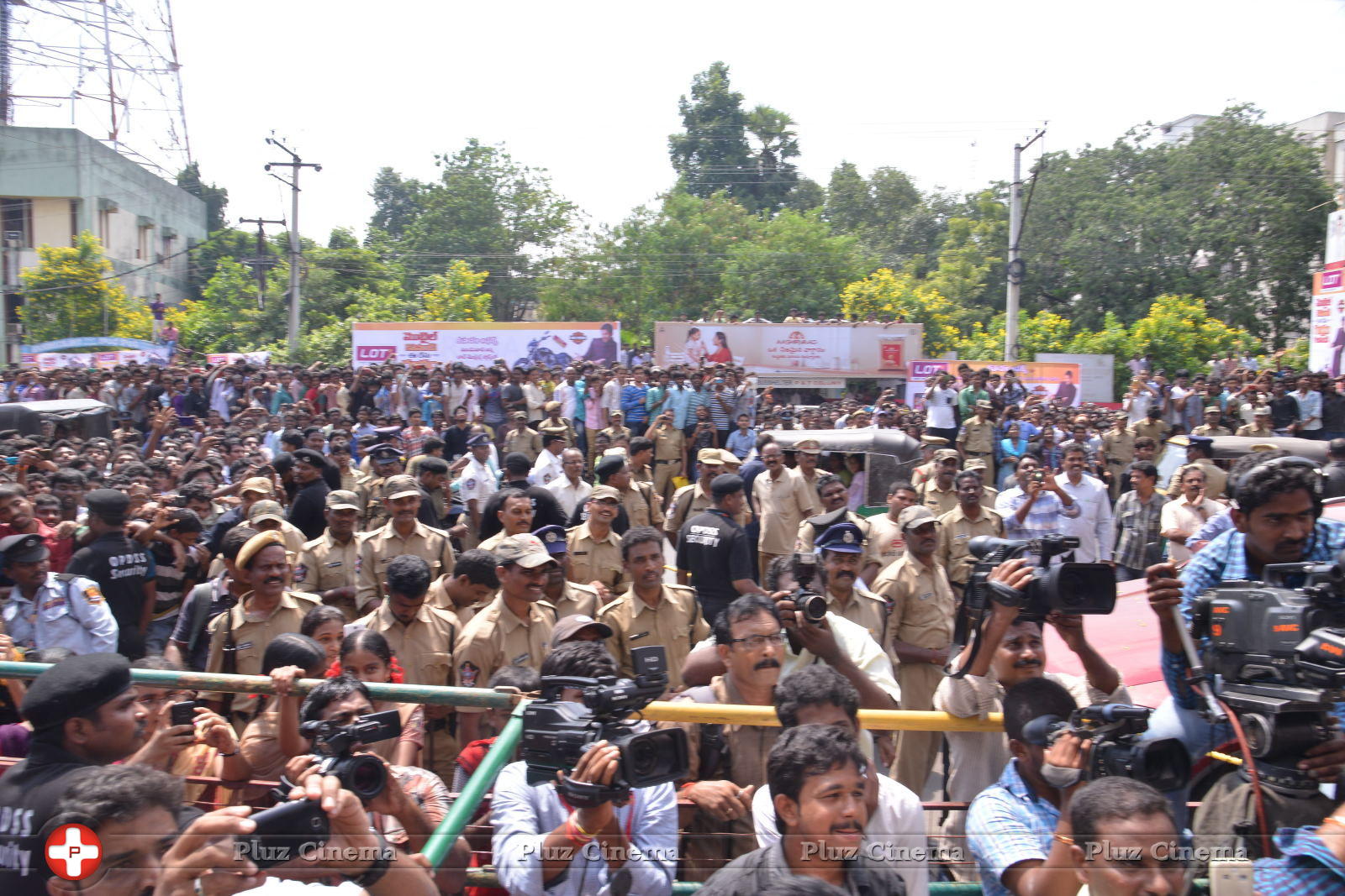Allu Arjun Launches Lot Mobiles at Vijayawada | Picture 849499