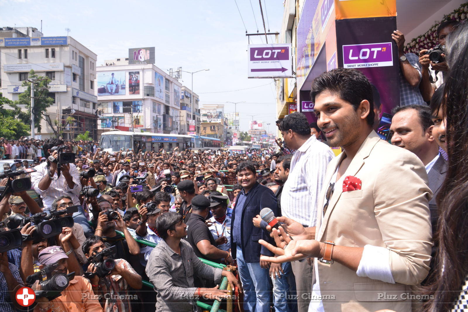 Allu Arjun - Allu Arjun Launches Lot Mobiles at Vijayawada | Picture 849509