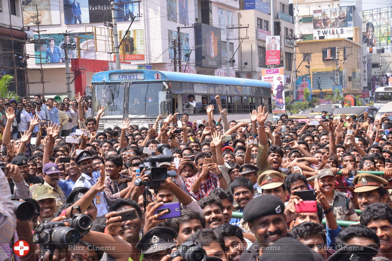 Allu Arjun Launches Lot Mobiles at Vijayawada | Picture 849515