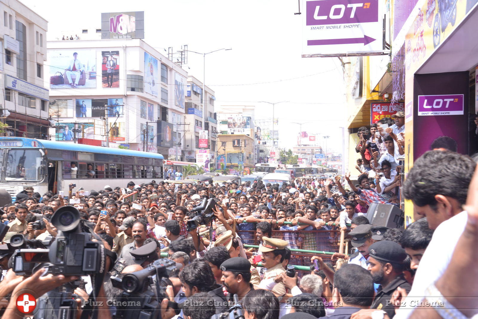 Allu Arjun Launches Lot Mobiles at Vijayawada | Picture 849517