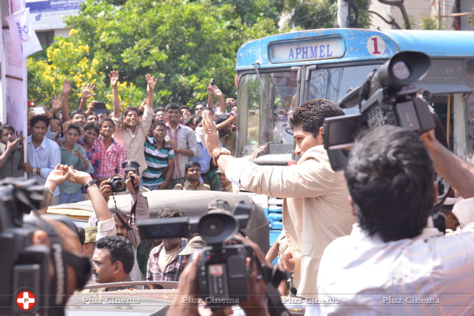 Allu Arjun Launches Lot Mobiles at Vijayawada | Picture 849521