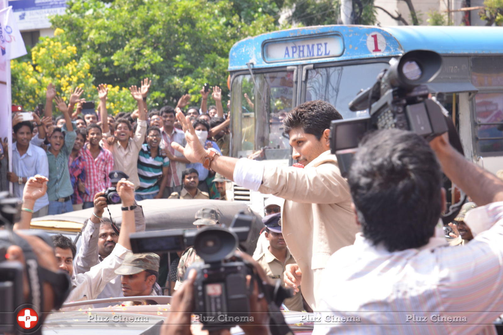 Allu Arjun Launches Lot Mobiles at Vijayawada | Picture 849522