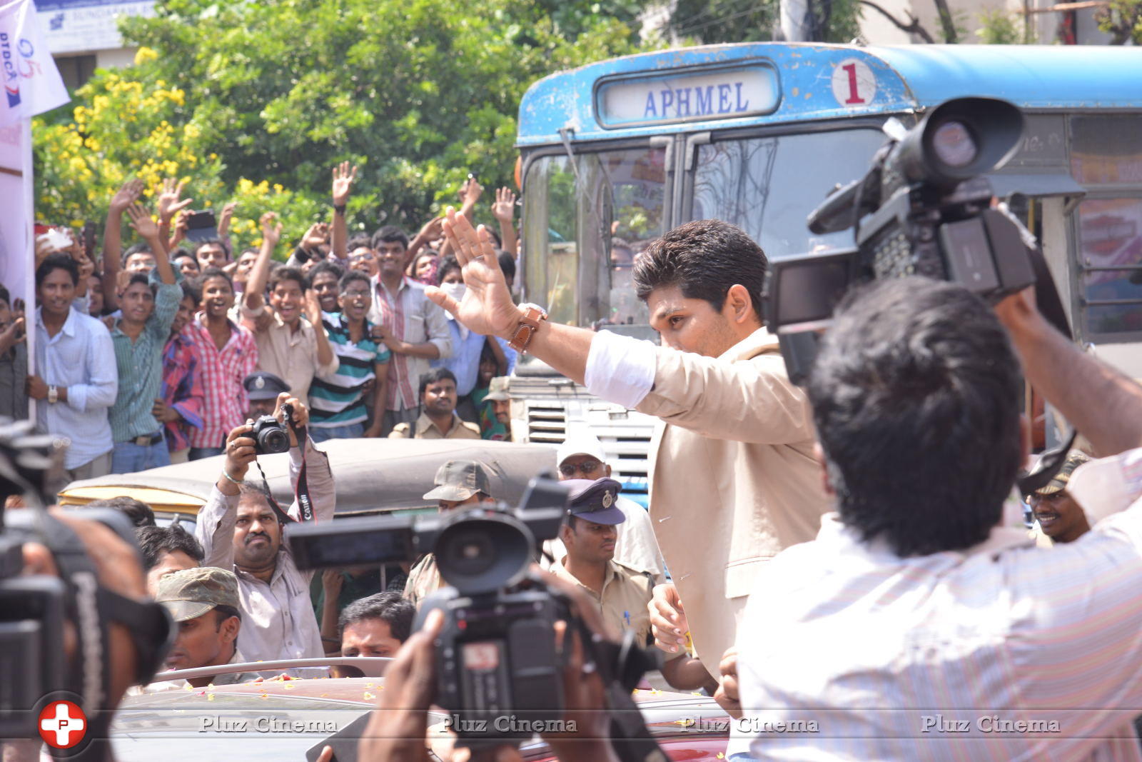 Allu Arjun Launches Lot Mobiles at Vijayawada | Picture 849523
