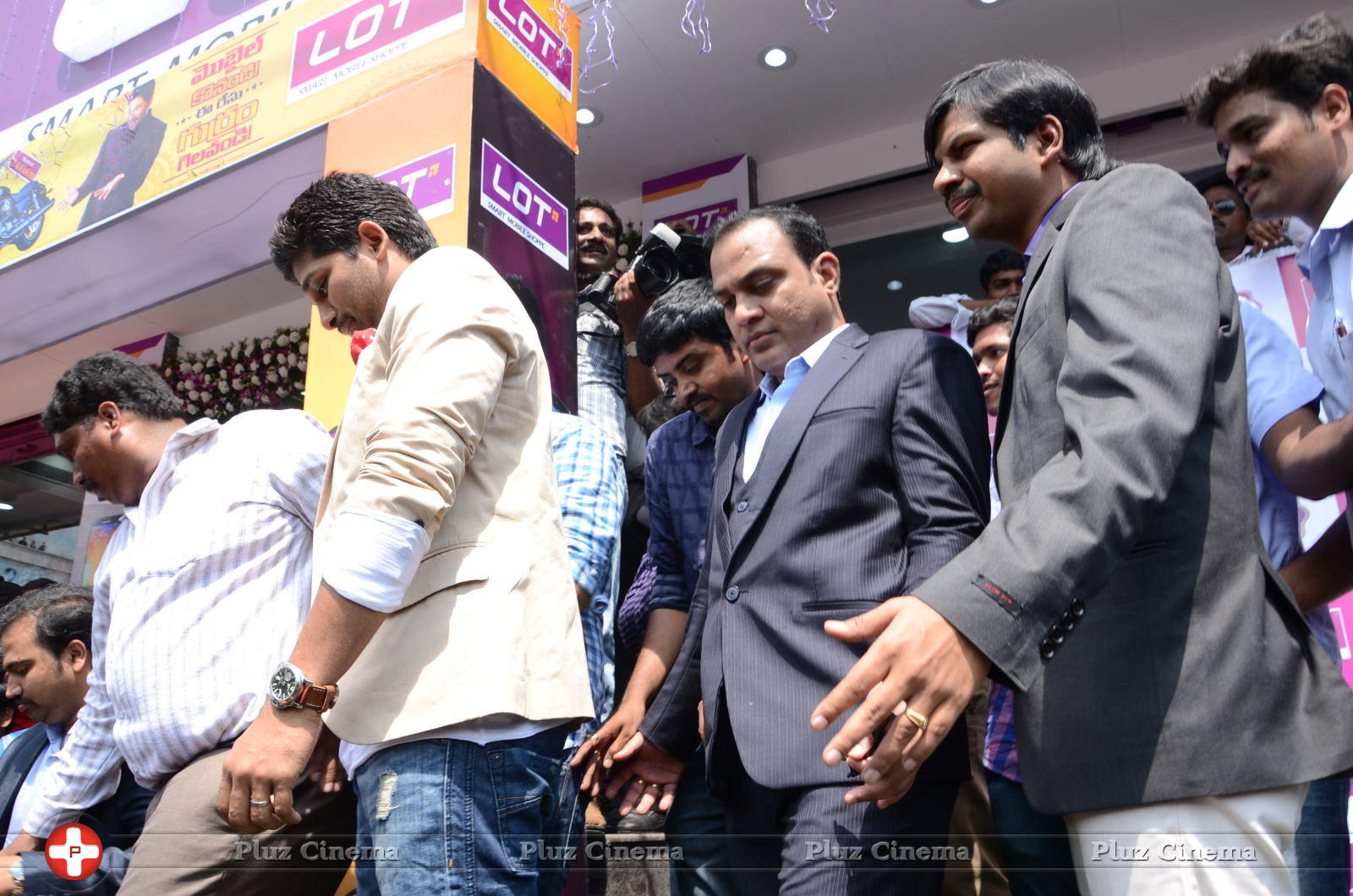 Allu Arjun Launches Lot Mobiles at Vijayawada | Picture 849583