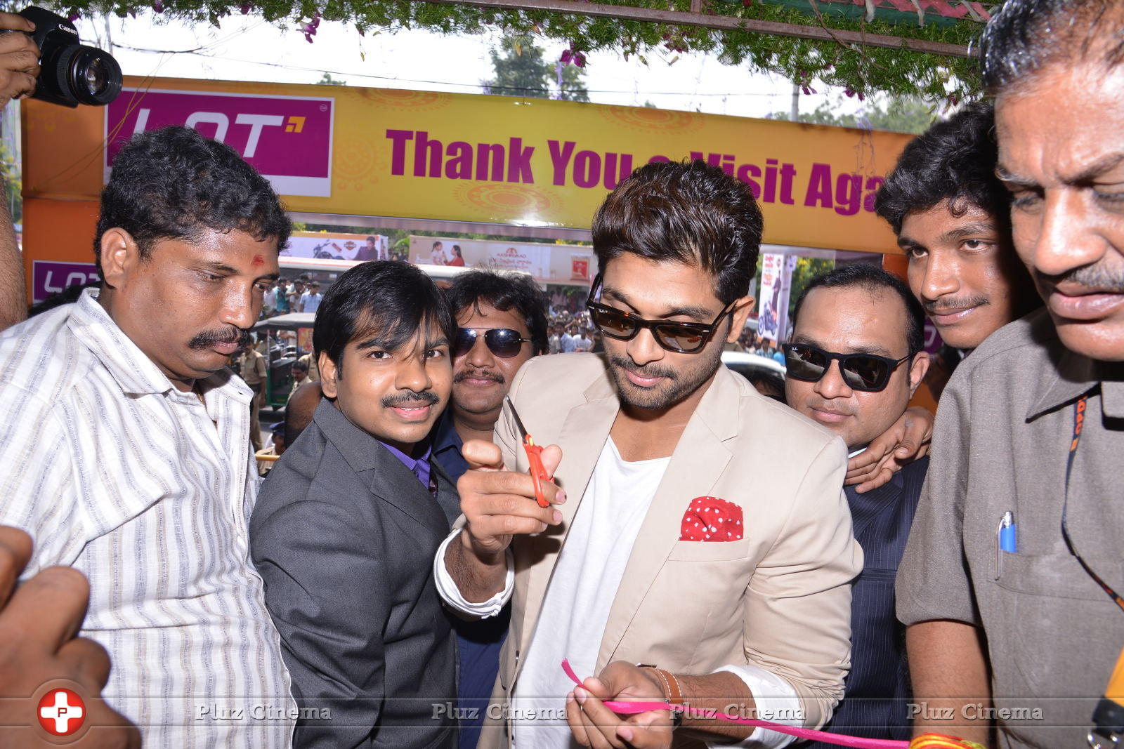 Allu Arjun Launches Lot Mobiles at Vijayawada | Picture 849617