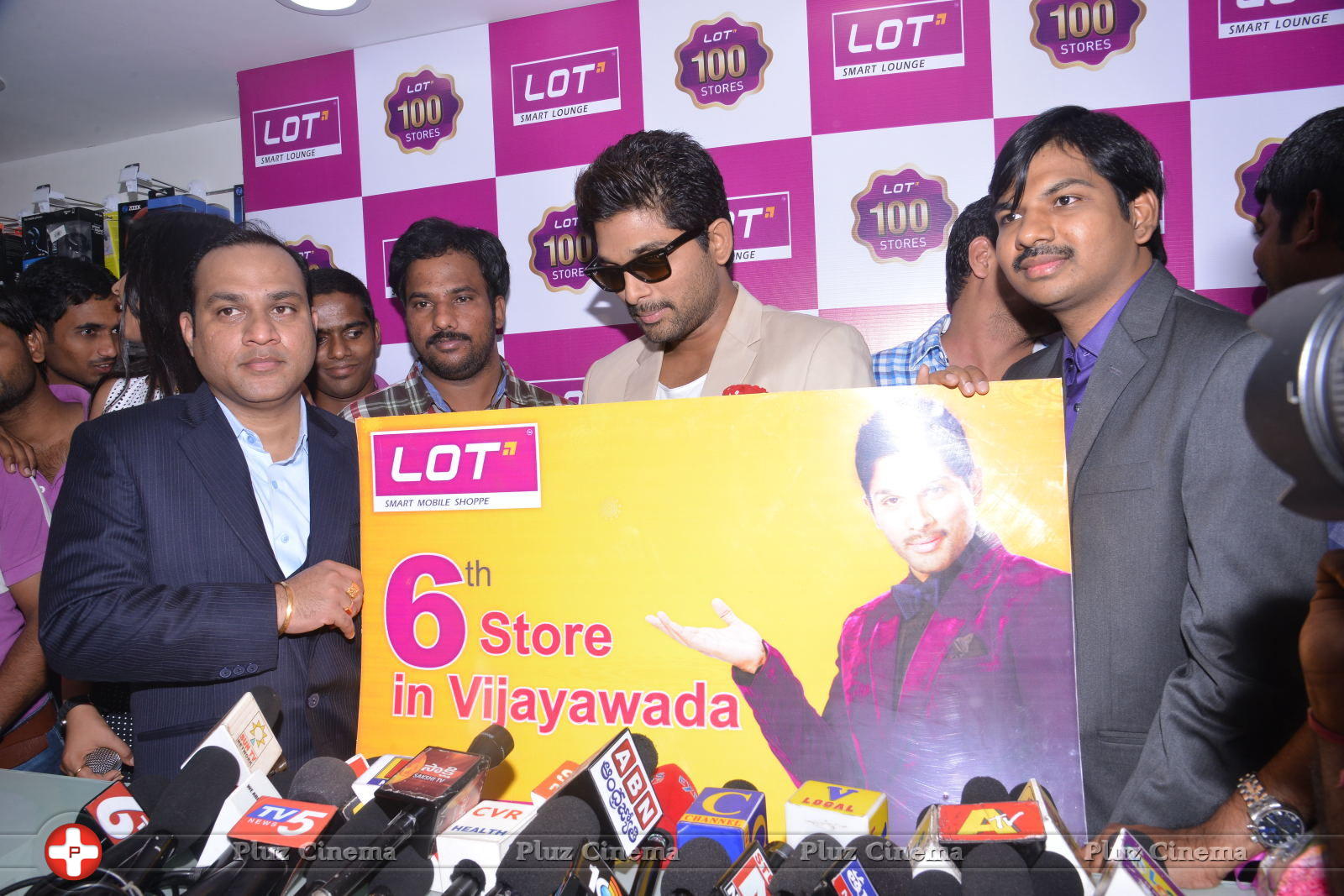 Allu Arjun Launches Lot Mobiles at Vijayawada | Picture 849658