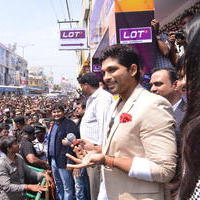 Allu Arjun - Allu Arjun Launches Lot Mobiles at Vijayawada